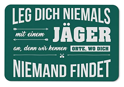 Tassenbrennerei Fußmatte mit Spruch Leg Dich Niemals mit einem Jäger an - Fußabtreter lustig, Türmatte waschbar - Originelles Geschenk von Tassenbrennerei