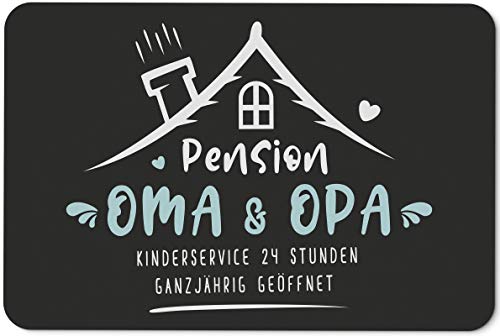 Tassenbrennerei Fußmatte mit Spruch Pension Oma & Opa Kinderservice 24 Stunden Ganzjährig geöffnet - Geschenk Türmatte lustig für innen & außen, waschbar - Deutsche Qualität (Oma & Opa) von Tassenbrennerei