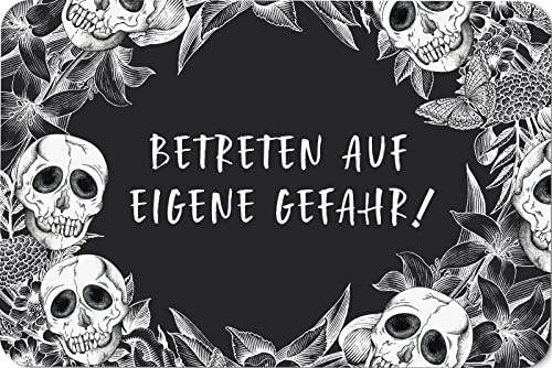 Tassenbrennerei Fußmatte mit Spruch: Betreten auf eigene Gefahr! - Totenkopf Türmatte lustig für Innen - Made in Germany von Tassenbrennerei