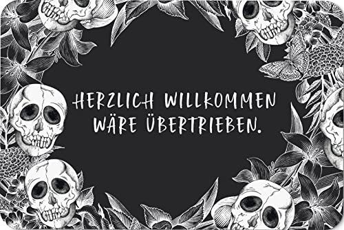 Tassenbrennerei Fußmatte mit Spruch: Herzlich Willkommen wäre übertrieben - Totenkopf Türmatte lustig für Innen - Made in Germany von Tassenbrennerei
