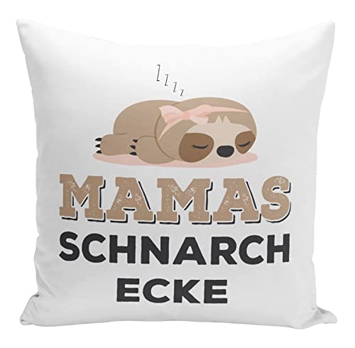 Tassenbrennerei Original Faultier Kissen mit Spruch Mamas Schnarchecke - Zierkissen mit Innenfüllung - Geschenk für Deine Mutter (Mama) von Tassenbrennerei