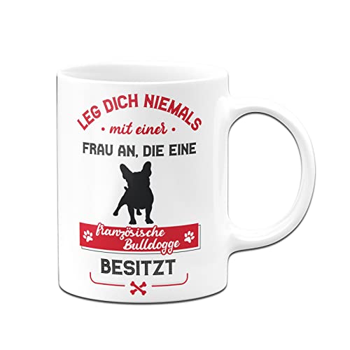 Tassenbrennerei Original - Hunde Tasse mit Spruch Leg dich niemals mit einer Frau an, die eine Französiche Bulldogge besitzt - Kaffeetasse lustig (Weiß, Französiche Bulldogge) von Tassenbrennerei