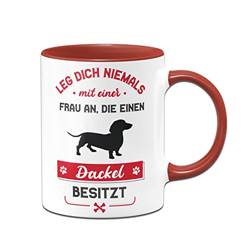 Tassenbrennerei Original - Hunde Tasse mit Spruch Leg dich niemals mit einer Frau an, die einen Dackel besitzt - Kaffeetasse lustig (Rot, Dackel) von Tassenbrennerei