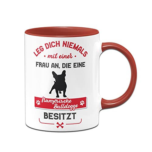 Tassenbrennerei Original - Hunde Tasse mit Spruch Leg dich niemals mit einer Frau an, die einen Französiche Bulldogge besitzt - Kaffeetasse lustig (Rot, Französiche Bulldogge) von Tassenbrennerei