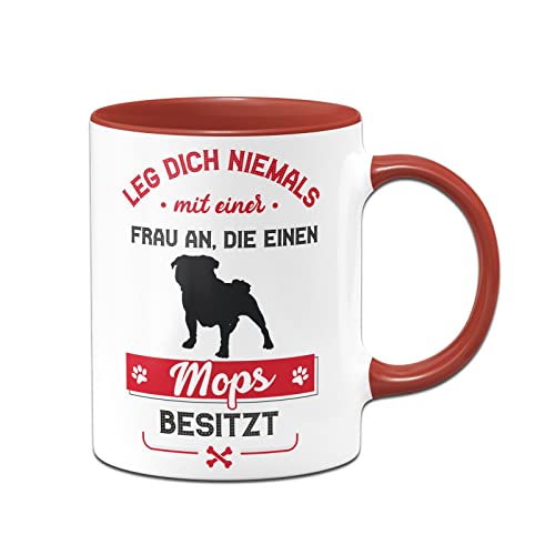 Tassenbrennerei Original - Hunde Tasse mit Spruch Leg dich niemals mit einer Frau an, die einen Mops besitzt - Kaffeetasse lustig (Rot, Mops) von Tassenbrennerei