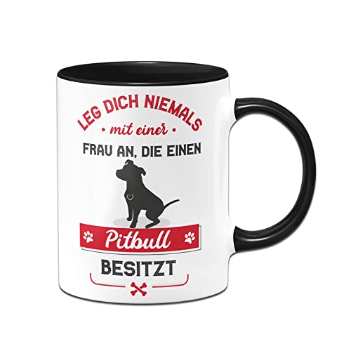 Tassenbrennerei Original - Hunde Tasse mit Spruch Leg dich niemals mit einer Frau an, die einen Pitbull besitzt - Kaffeetasse lustig (Schwarz, Pitbull) von Tassenbrennerei