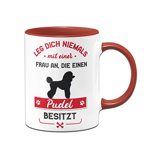 Tassenbrennerei Original - Hunde Tasse mit Spruch Leg dich niemals mit einer Frau an, die einen Pudel besitzt - Kaffeetasse lustig (Rot, Pudel) von Tassenbrennerei