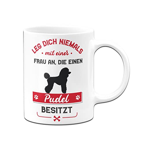 Tassenbrennerei Original - Hunde Tasse mit Spruch Leg dich niemals mit einer Frau an, die einen Pudel besitzt - Kaffeetasse lustig (Weiß, Pudel) von Tassenbrennerei