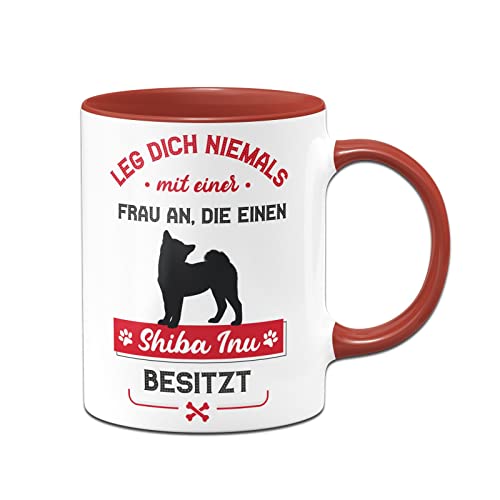 Tassenbrennerei Original - Hunde Tasse mit Spruch Leg dich niemals mit einer Frau an, die einen Shiba Inu besitzt - Kaffeetasse lustig (Rot, Shiba Inu) von Tassenbrennerei