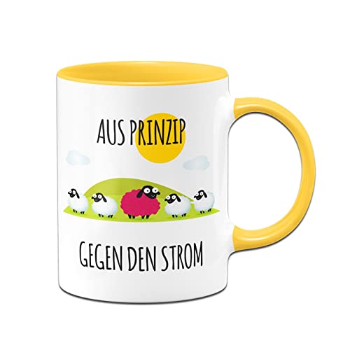 Tassenbrennerei Original Tasse mit Spruch Aus Prinzip gegen den Strom Büro Kaffeetasse lustig Schaf Herde Geschenk für Freundin, Freund, Arbeitskollegen (Gelb) von Tassenbrennerei