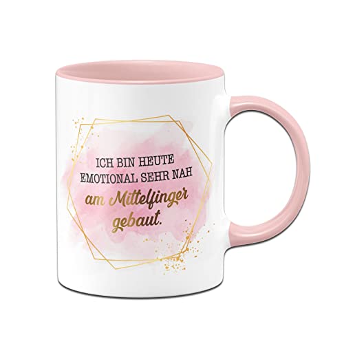 Tassenbrennerei Original Tasse mit Spruch Ich bin heute emotional sehr nah am Mittelfinger gebaut - Lady Boss Edition im Gold Design - Büro Kaffeetasse lustig für die Arbeit, Kollegin, Freundin (Rosa) von Tassenbrennerei