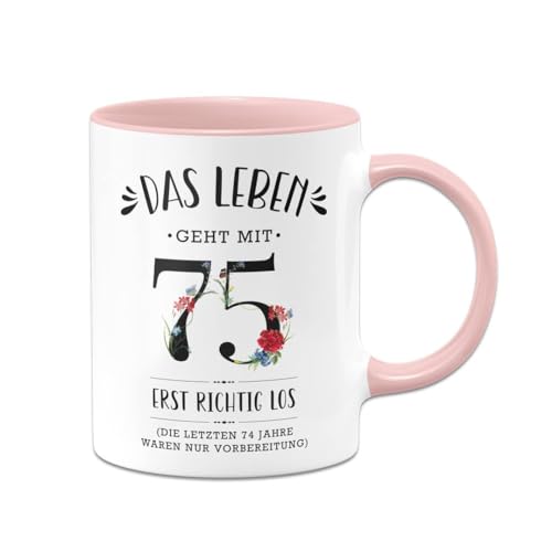 Tassenbrennerei Tasse - Das Leben geht mit 75 erst richtig los - Kaffeetasse mit Spruch lustig zum Geburtstag als Geburtstagsgeschenk für Frauen, Freundin, Kollegin - Geburtstagsdeko (Rosa, 75) von Tassenbrennerei