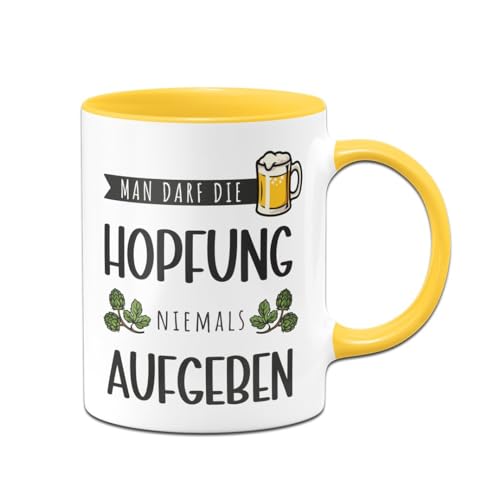 Tassenbrennerei Tasse - Man darf die Hopfung niemals aufgeben - Bier Kaffeetasse lustig mit Spruch - Geschenk für Mann, Männer - Bierglas (Gelb) von Tassenbrennerei