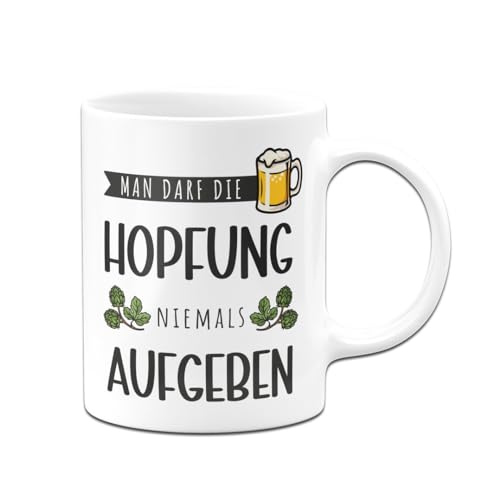 Tassenbrennerei Tasse - Man darf die Hopfung niemals aufgeben - Bier Kaffeetasse lustig mit Spruch - Geschenk für Mann, Männer - Bierglas (Weiß) von Tassenbrennerei