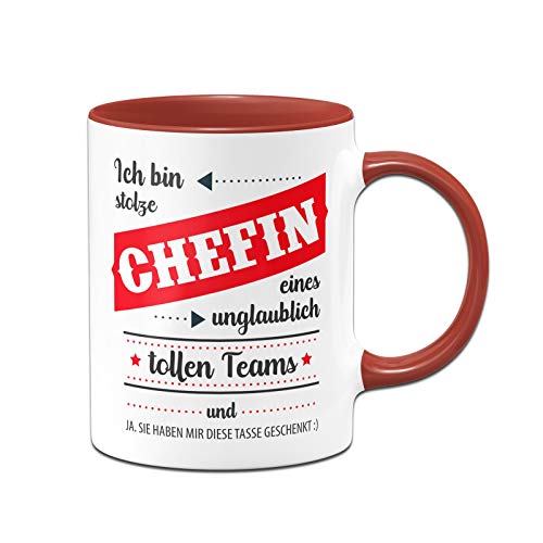 Tassenbrennerei Tasse mit Spruch Ich Bin stolze Chefin eines unglaublich tollen Teams - Kaffeetasse lustig - Spülmaschinenfest (Rot) von Tassenbrennerei