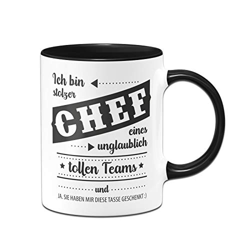 Tassenbrennerei Tasse mit Spruch Ich Bin stolzer Chef eines unglaublich tollen Teams - Kaffeetasse lustig - Geschenk für Boss - Spülmaschinenfest (Schwarz) von Tassenbrennerei