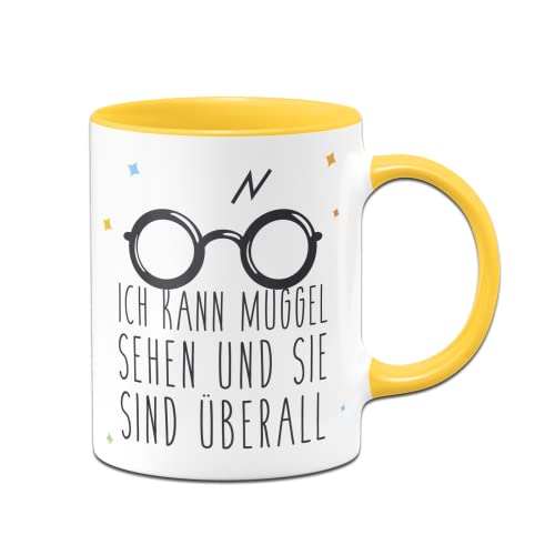 Tassenbrennerei Tasse mit Spruch Ich kann Muggel sehen und sie sind überall - Kaffeetasse lustig als Geschenk für Fans der Zauberei (Gelb) von Tassenbrennerei