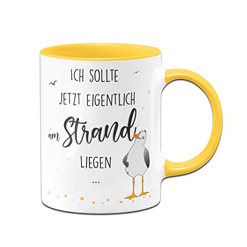 Tassenbrennerei Tasse mit Spruch Ich sollte jetzt eigentlich am Strand liegen mit Möwe - Kaffeetasse lustig - Spülmaschinenfest (Gelb) von Tassenbrennerei