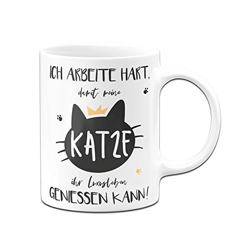 Tassenbrennerei Tasse mit Spruch Katze Luxusleben - Geschenk für Kollegin, Katzenliebhaber (Weiß) von Tassenbrennerei