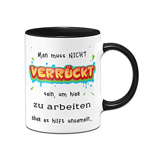 Tassenbrennerei Tasse mit Spruch Man muss Nicht verückt Sein, um Hier zu Arbeiten Aber es hilft Bürotasse Tassen mit Sprüchen lustig (Schwarz) von Tassenbrennerei