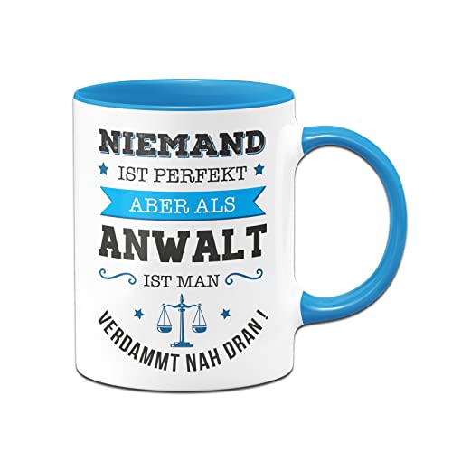 Tassenbrennerei Tasse mit Spruch Niemand ist perfekt aber als Anwalt ist man verdammt nah dran! - Kaffeetasse Berufe lustig Geschenk (Blau, Anwalt) von Tassenbrennerei