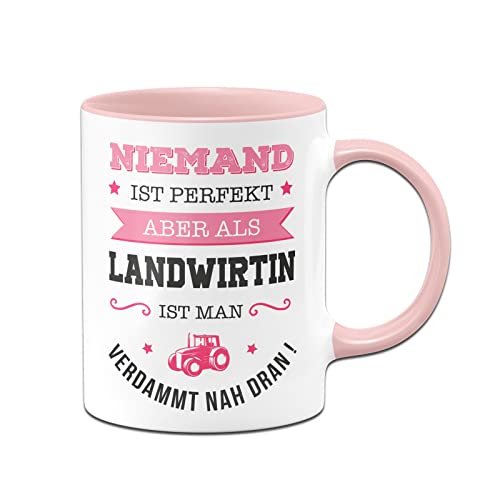 Tassenbrennerei Tasse mit Spruch Niemand ist perfekt aber als Landwirtin ist man verdammt nah dran! - Kaffeetasse Berufe lustig Geschenk (Rosa, Landwirtin) von Tassenbrennerei