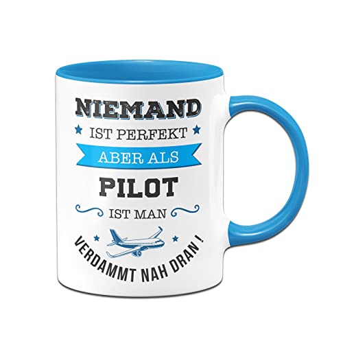 Tassenbrennerei Tasse mit Spruch Niemand ist perfekt aber als Pilot ist man verdammt nah dran! - Kaffeetasse Berufe lustig Geschenk (Blau, Pilot) von Tassenbrennerei