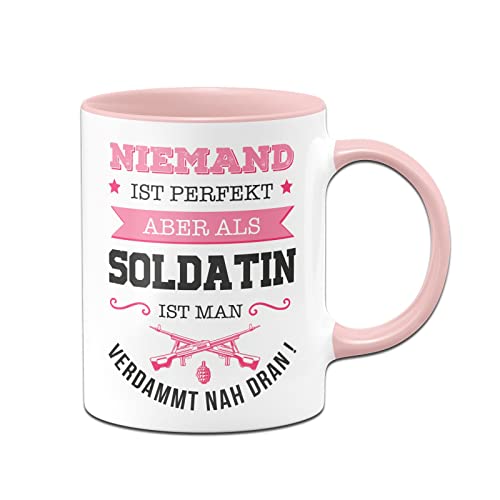 Tassenbrennerei Tasse mit Spruch Niemand ist perfekt aber als Soldatin ist man verdammt nah dran! - Kaffeetasse Berufe lustig Geschenk (Rosa, Soldatin) von Tassenbrennerei