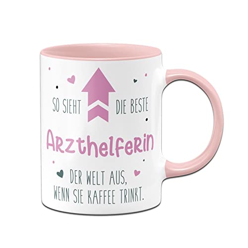 Tassenbrennerei Tasse mit Spruch - So sieht die beste Arzthelferin der Welt aus, wenn sie Kaffee trinkt - Kaffeetasse lustig als Geschenk für Kollegen, Kollegin (Arzthelferin) von Tassenbrennerei