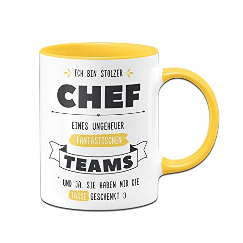 Tassenbrennerei Tasse mit Spruch: Stolzer Chef eines fantastischen Teams und ja sie haben mir die Tasse geschenkt - Kaffeetasse lustig als Geschenk (Gelb) von Tassenbrennerei