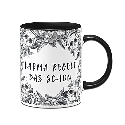 Tassenbrennerei Totenkopf Tasse mit Spruch: Karma regelt das schon - Skull Statement Kaffeetasse lustig als Geschenk für Kollegen von Tassenbrennerei