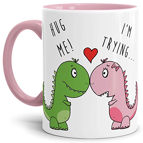 Dino-Tasse Hug me Geschenk-Artikel/Liebes-Tasse/Witzig/Paar/Liebe/Kaffeetasse/Teetasse/Dino-Saurier/Innen & Henkel Rosa von Tassendruck