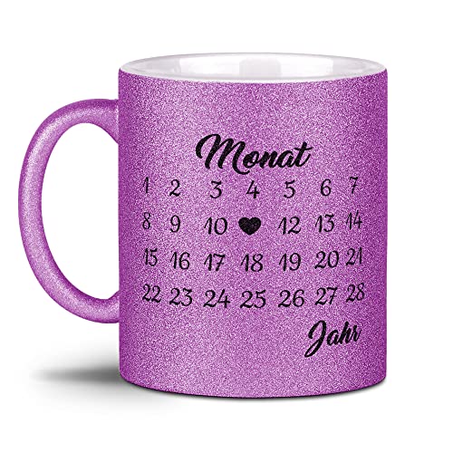 Glitzer-Tasse mit Kalender selbst gestalten - Jahrestag anpassbar, mit Namen & Text bedrucken - Geschenk Valentinstag, Jahrestag, Freundin, Paar, Liebe - Lila, 300 ml von Tassendruck