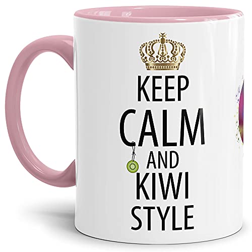 Keramik Tasse mit Spruch - Kiwi Tasse - Keep Calm and Kiwi Style - Geschenkideen für Familie, Freunde und Kollegen - Innen & Henkel Rosa, 300 ml von Tassendruck