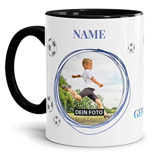 Kinder-Tasse mit Fußball-Motiv - mit Foto, Name & Zahl selbst gestalten - Für Mädchen & Jungen, Fußballtasse - Keramik Innen & Henkel Schwarz, 300 ml I Personalisiertes Geschenk für Kinder von Tassendruck