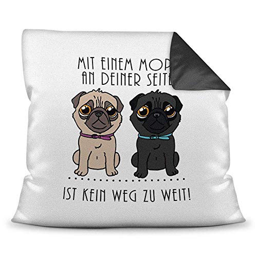 Mops-Kissen mit Spruch Mit einem Mops an deiner Seite, ist kein Weg zu weit! - Kissenbezug inkl. Kissenfüllung/Hund/Tier/Pug/Cup/Rückseite Schwarz von Tassendruck