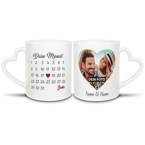 Paar-Tassen mit Kalender selbst gestalten - Jahrestag anpassbar, mit Namen, Text & Foto Bedrucken - Geschenk Valentinstag, Jahrestag, Paar, Liebe - Weiß mit Herzhenkel 2er-Set, je 300 ml von Tassendruck