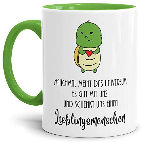 Schildi-Tasse mit Spruch Manchmal meint das Universum es gut und schenkt uns einen Lieblingsmensch/Liebe/Paar/Kaffeetasse/Schildkröte/Lustig/Innen & Henkel Hellgrün von Tassendruck
