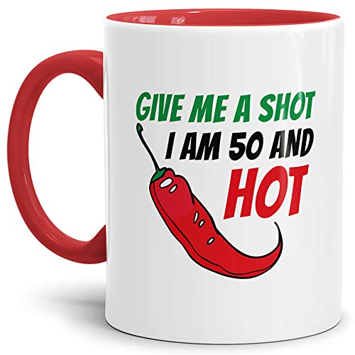 Tasse"Give me a Shot I am 50 and Hot" Geburtstags-Geschenk Zum 50. Geburtstag/Lustig/Witzig/Heiß/Knackig/Kaffeetasse/Mug/Cup/Innen & Henkel Rot von Tassendruck