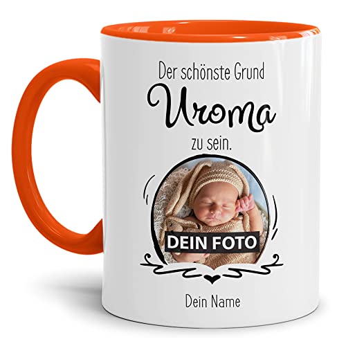 Tasse mit Spruch - Der schönste Grund Uroma zu sein - Personalisierbare Keramiktasse mit Namen und Foto - Geschenk Uroma - Innen & Henkel Orange, 300 ml von Tassendruck