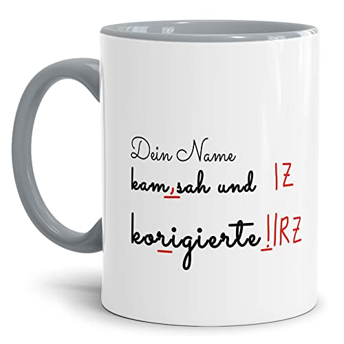 Tasse mit Spruch - Kam SAH und korrigierte - mit Name Personalisieren - Geschenk Lehrer - Innen & Henkel Grau, 300 ml von Tassendruck