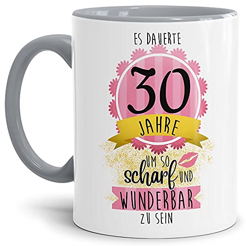 Tasse zum Geburtstag mit Spruch - Es dauerte 30 Jahre um so scharf und wunderbar zu sein - Geburtstagsgeschenk für Frauen, Keramiktasse Innen & Henkel Grau, 300 ml von Tassendruck