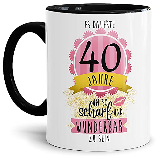 Tasse zum Geburtstag mit Spruch - Es dauerte 40 Jahre um so scharf und wunderbar zu sein - Geburtstagsgeschenk für Frauen, Keramiktasse Innen & Henkel Schwarz, 300 ml von Tassendruck