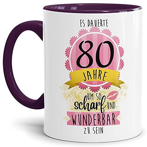 Tasse zum Geburtstag mit Spruch - Es dauerte 80 Jahre um so scharf und wunderbar zu sein - Geburtstagsgeschenk für Frauen, Keramiktasse Innen & Henkel Violett, 300 ml von Tassendruck