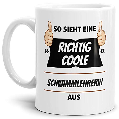 Tassendruck Berufe-Tasse so Sieht Eine Richtig Coole Schwimmlehrerin aus Weiss/Job/mit Spruch/Kollegen/Arbeit/Geschenk-Idee/Büro Tassendruck Berufe-Tasse so Sieht Eine Richtig Coole Schwimmlehrerin aus Weiss/Job/mit Spruch/Kollegen/Arbeit/Geschenk-Idee/Büro von Tassendruck