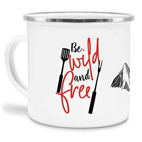 Tassendruck Emaille Tasse Camping mit Spruch - Be wild an free - Geschenk für Camper/Tasse für coole Camper/Geschenk-Idee Campingfreunde - Emaille groß silber Rand von Tassendruck