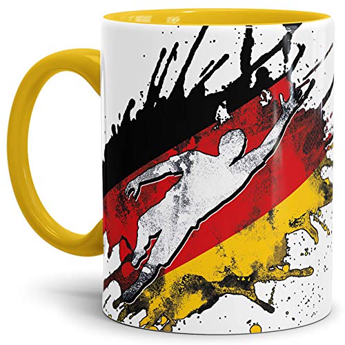 Tassendruck Flaggen-Tasse Fussballer -Deutschland - Fahne/Länderfarbe/WM 2018/Weltmeisterschaft/Cup/Tor/Innen & Henkel Gelb - Qualität Made in Germany von Tassendruck