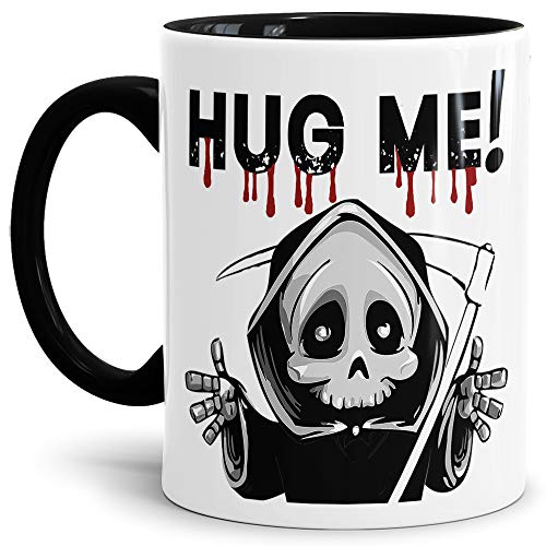 Halloween-Tasse mit Spruch Hug me - der Tod/Sensenmann/Skullhead - Innen & Henkel Schwarz von Tassendruck