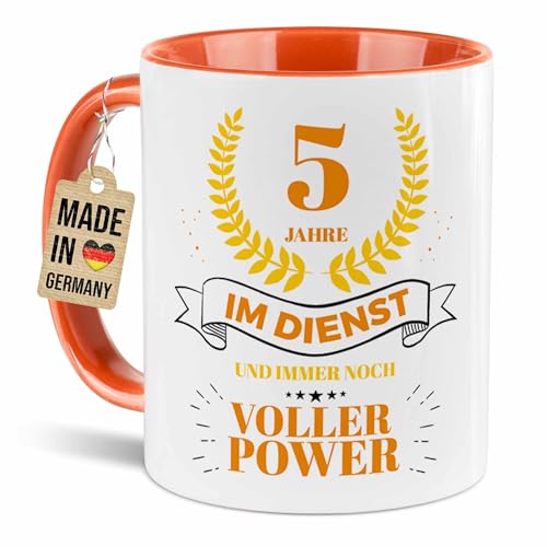 Tassendruck Personalisierte Tasse zum Dienstjubiläum - X Jahre im Dienst und noch voller Power - mit Zahl personalisieren, Geschenk zum Firmenjubiläum - Keramiktasse, 300 ml, Innen & Henkel Orange Tassendruck Personalisierte Tasse zum Dienstjubiläum - X Jahre im Dienst und noch voller Power - mit Zahl personalisieren, Geschenk zum Firmenjubiläum - Keramiktasse, 300 ml, Innen & Henkel Orange von Tassendruck