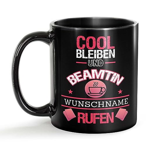 Tassendruck Schwarze Tasse für Beamtin mit Name - Cool bleiben und Name rufen - Geschenk für Kollegin zum Geburtstag | Personalisierte Geschenke, Keramik Schwarz, 300 ml von Tassendruck